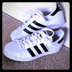 🖤 Black and white Adidas superstars✨🖤